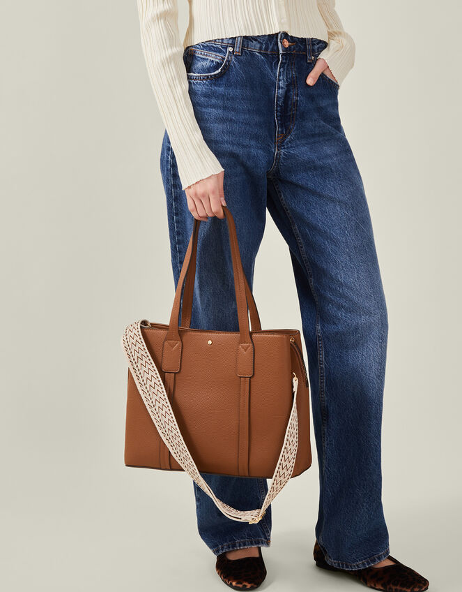 On-model scale as a 9-to-5 tote