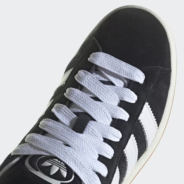 Toe and lace closeup