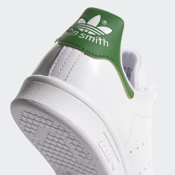 Portrait tongue and green heel tab detail