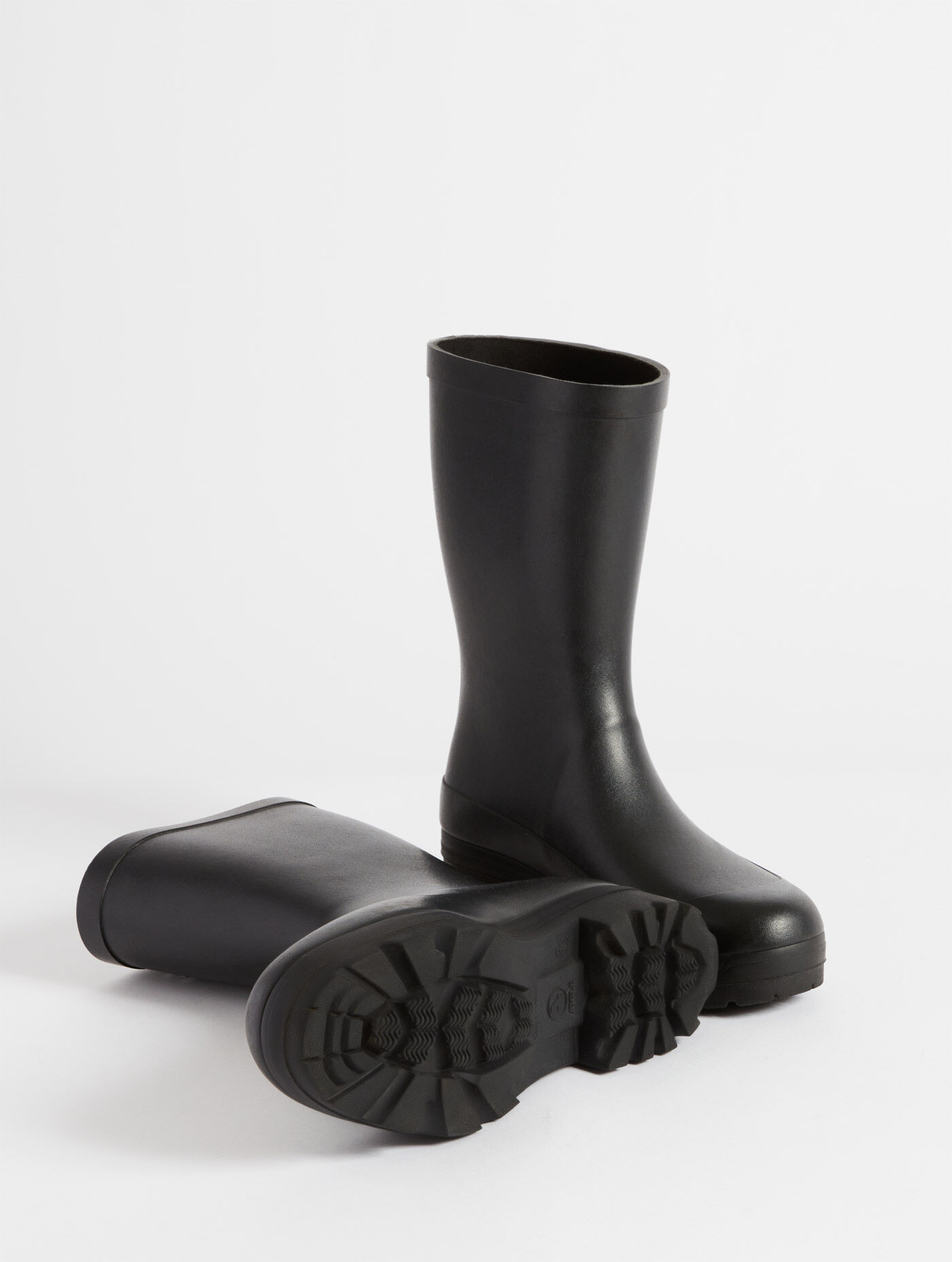 angled view of elongated shaft