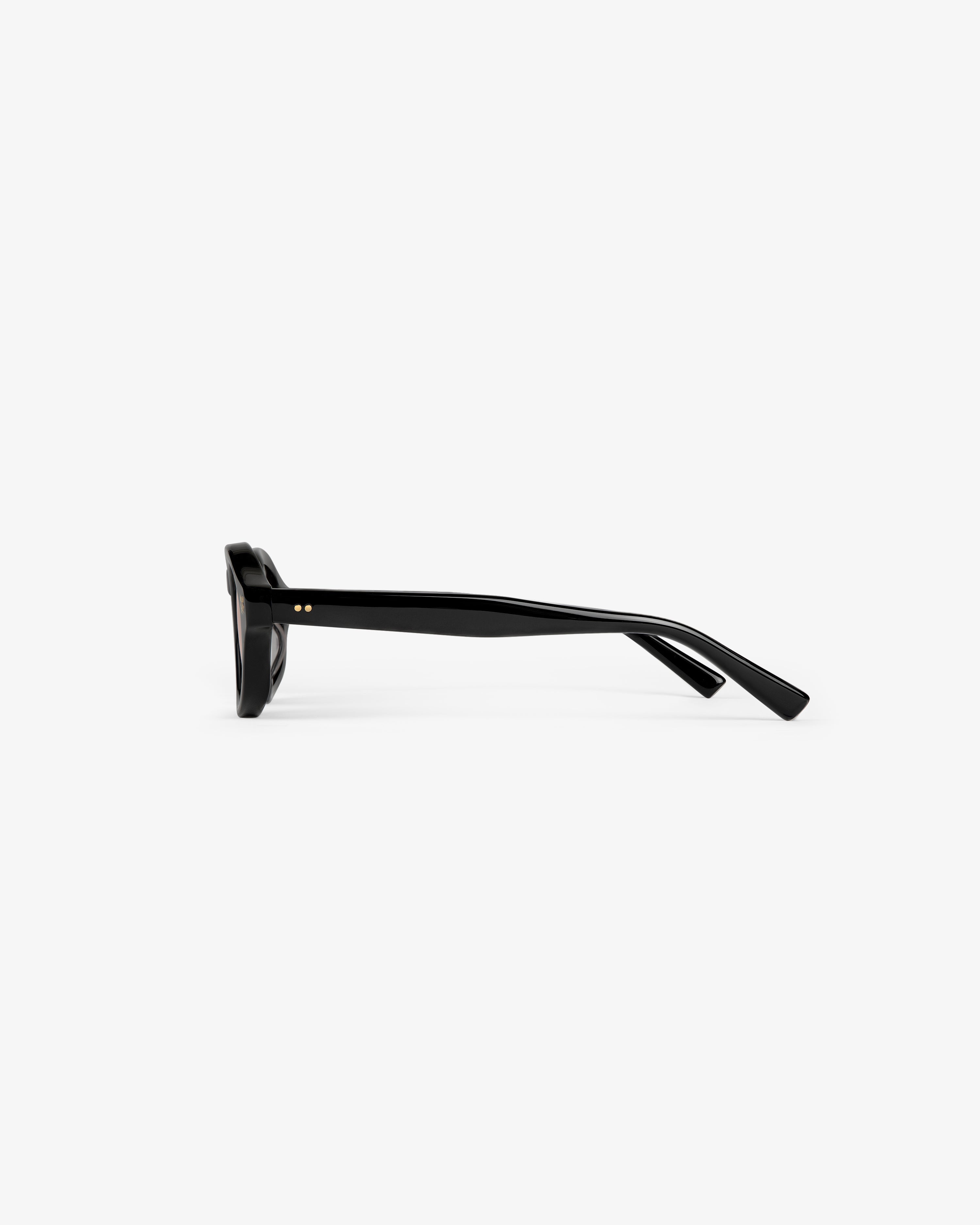 Onásis Sunglasses — on-body styling view