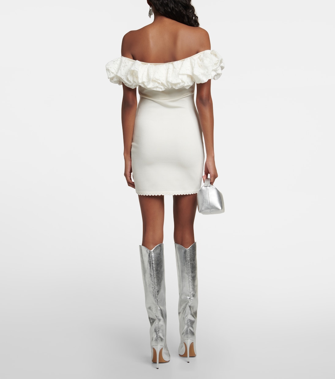 rear view of the off-shoulder line