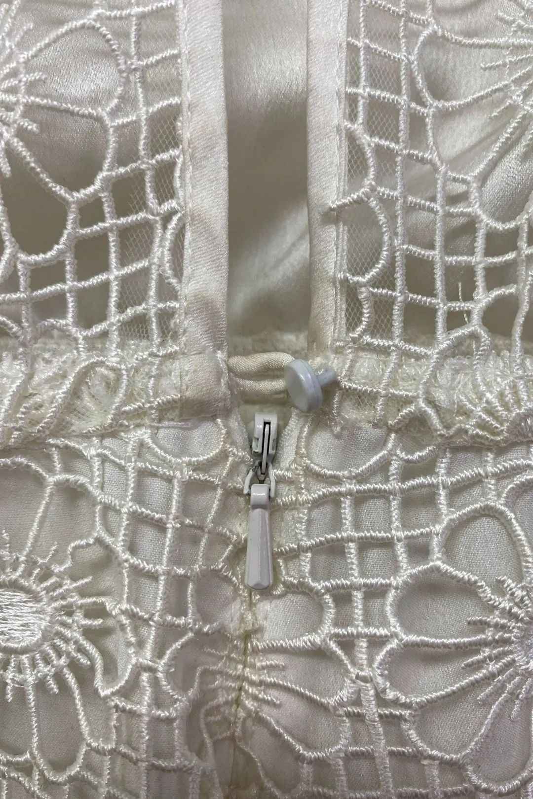 Waist and zipper detail