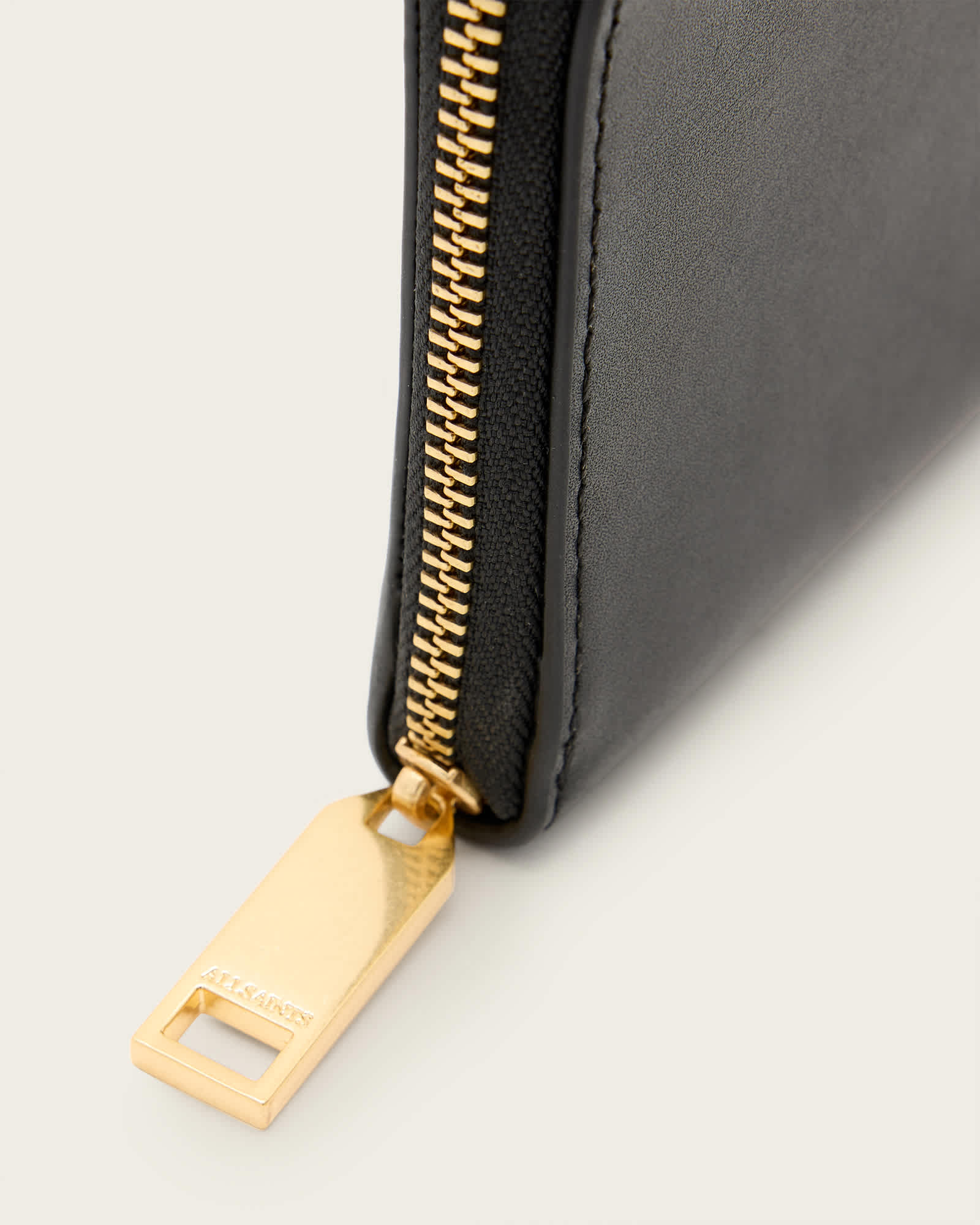 zip pull detail