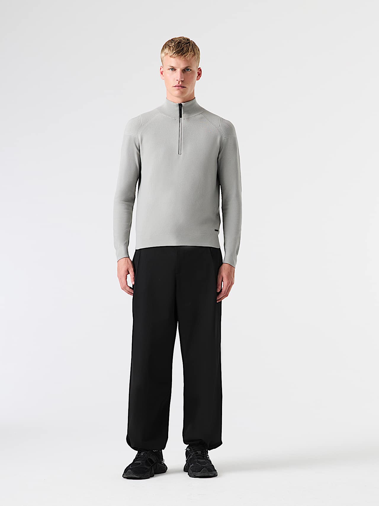 FROST V1.Y9.02 | Seamless 3D Knit Half-Zip Sweater in Neutral Grey for Men