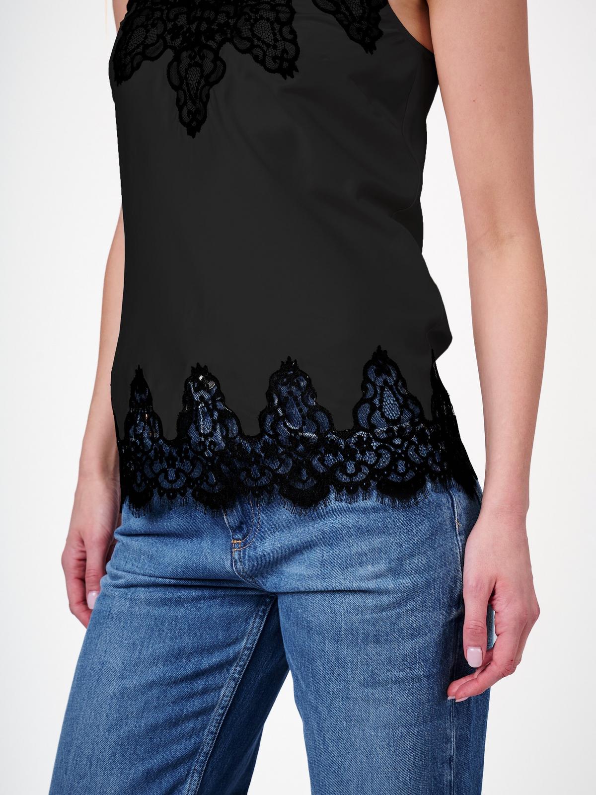 Close crop of the lace edge