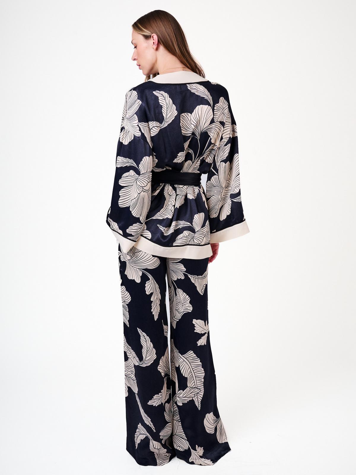 Close view of the mirror-print pattern