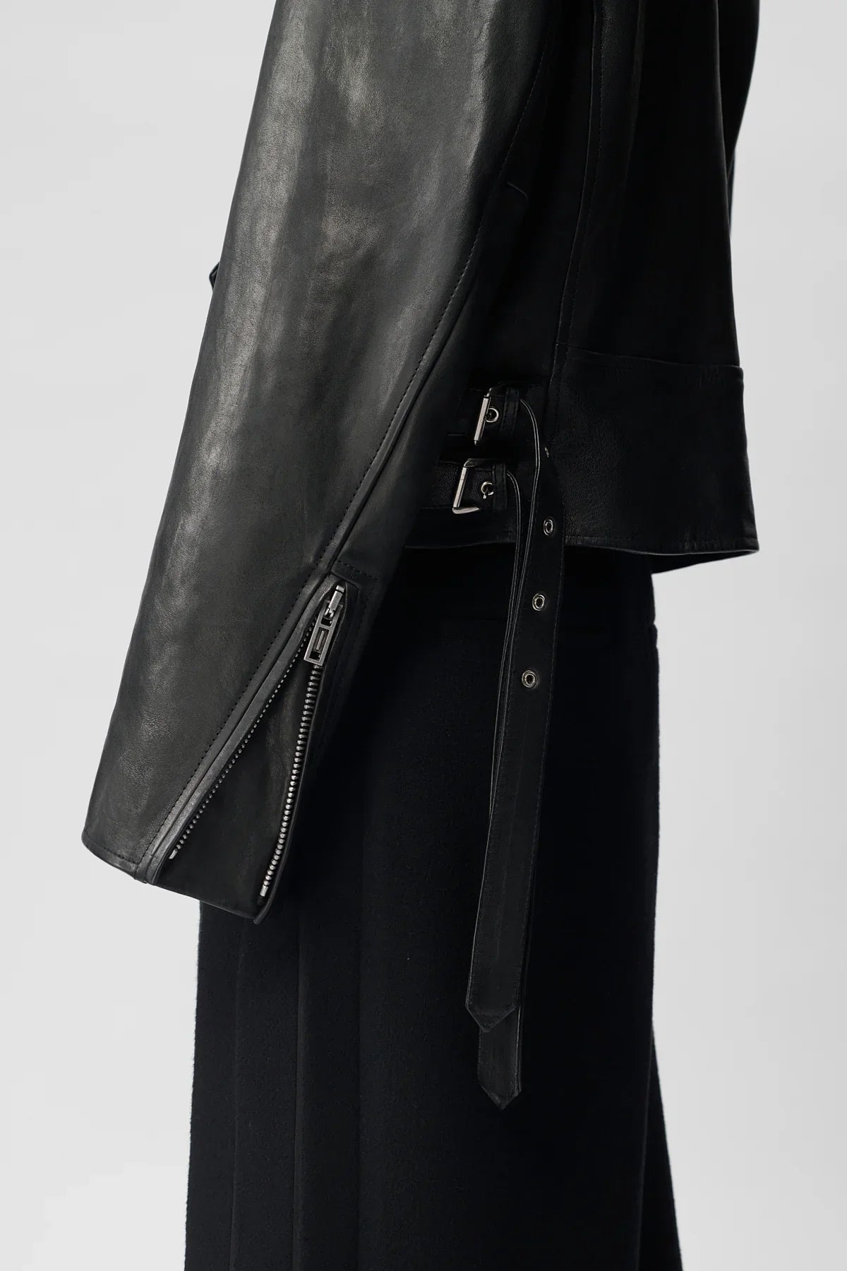 Sleeve zipper detail
