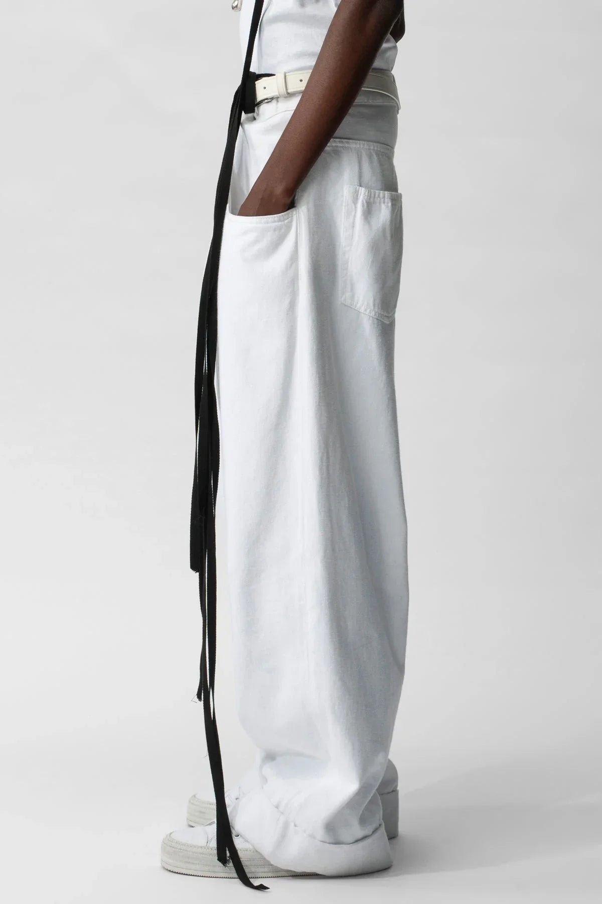 Side view of the wide leg