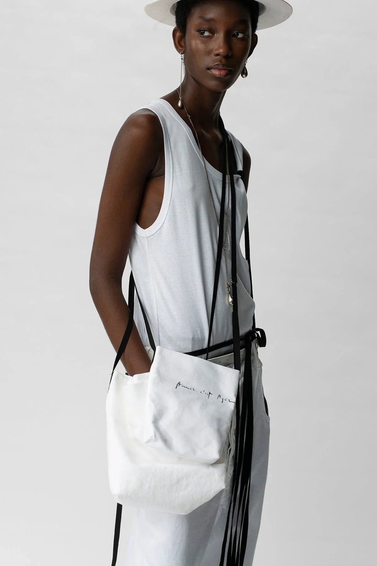 Front pocket and ribbon detail