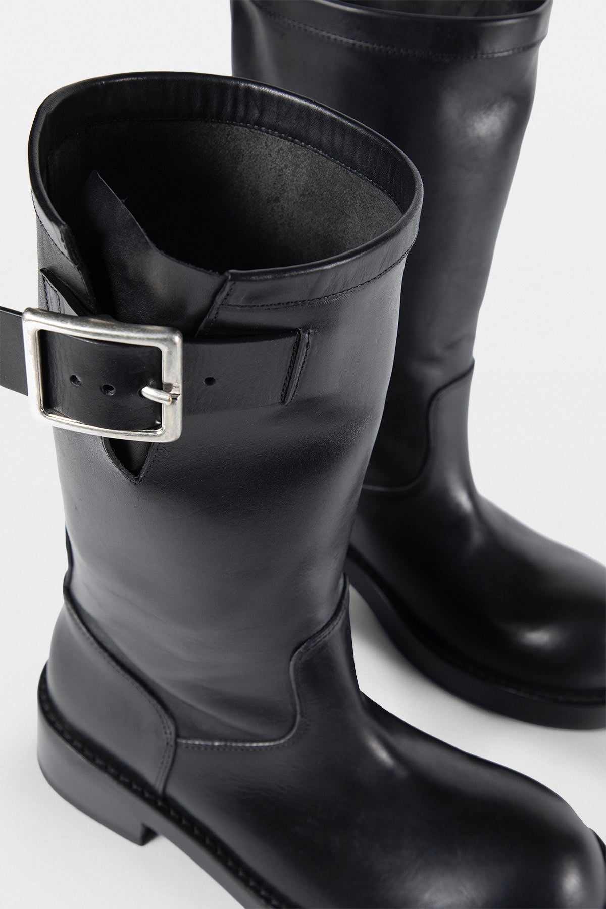 Single boot angle
