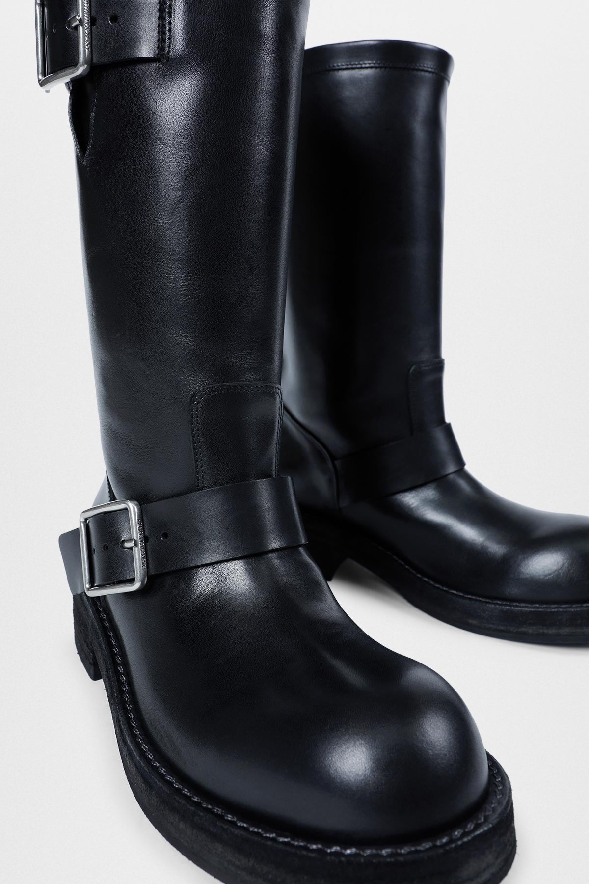 Top opening and strap detail
