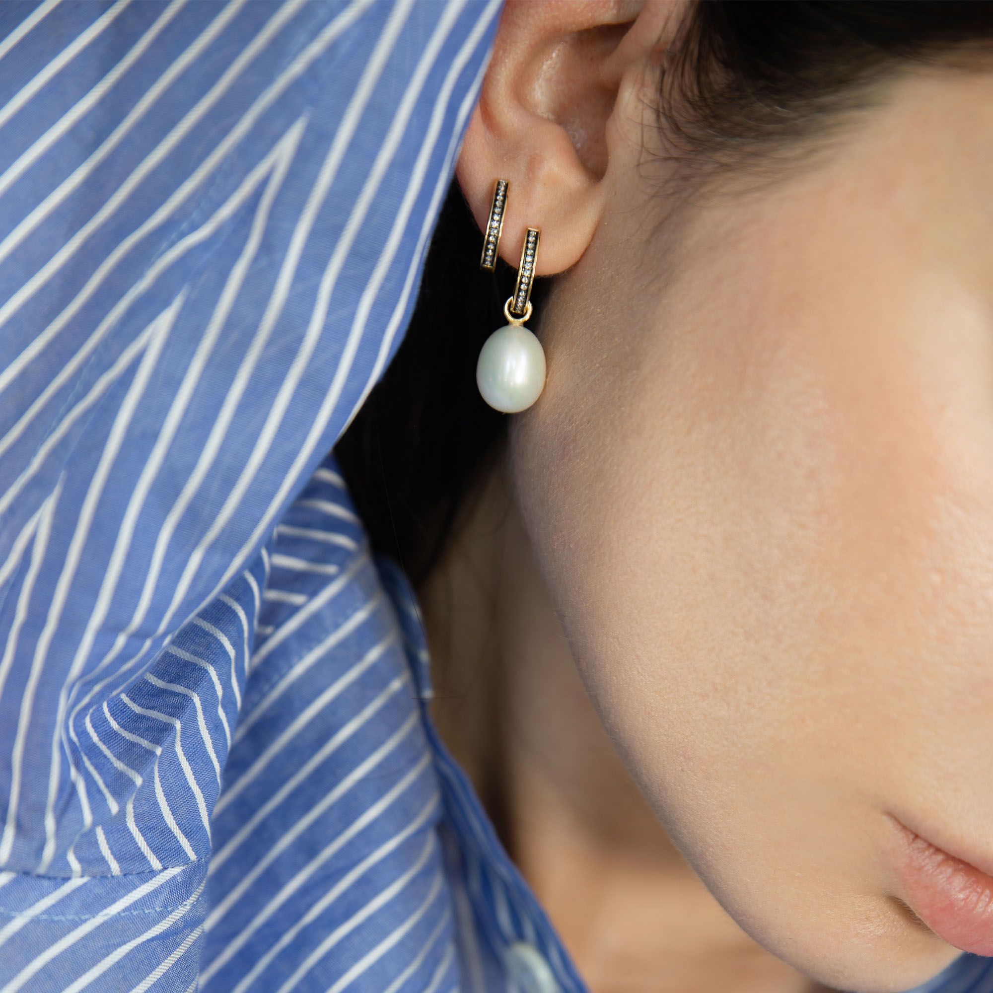 Pearl Earrings detail 4