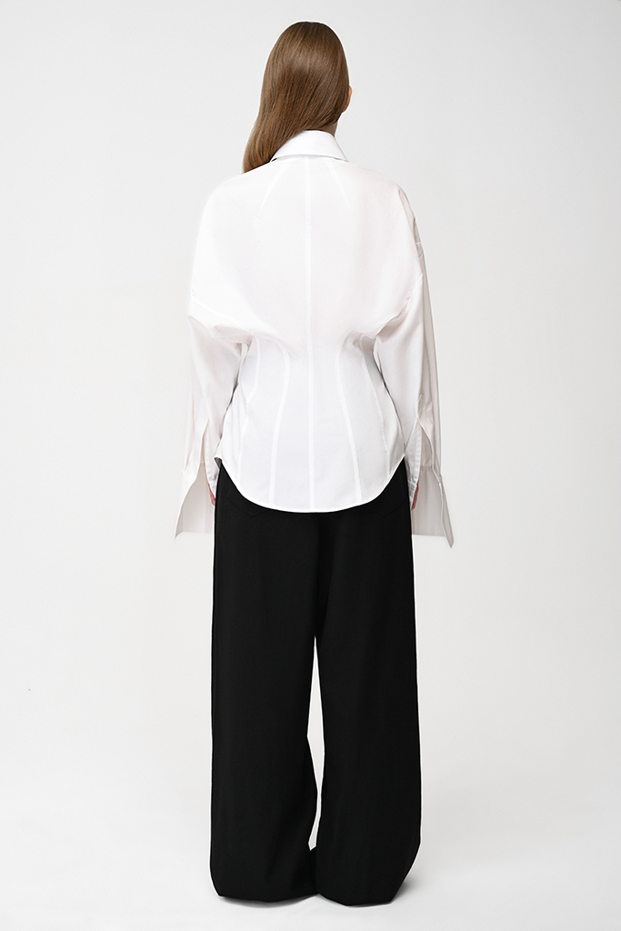 Side view with the relaxed shirt shape