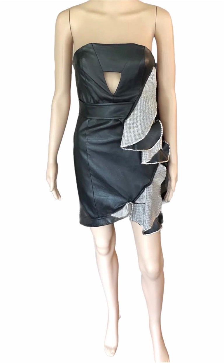 Mannequin view of the strapless leather body