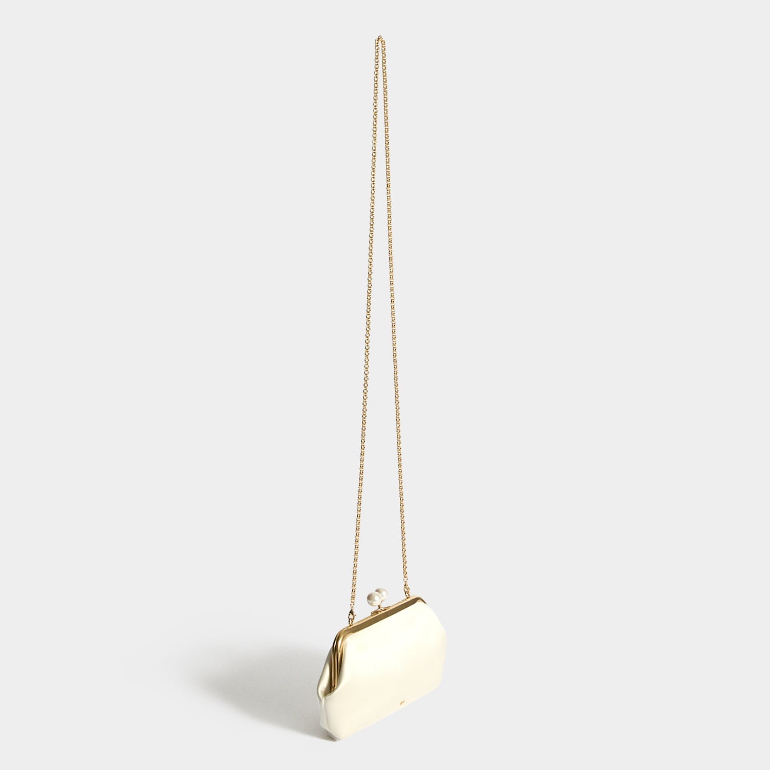 Side profile with the slim satin body