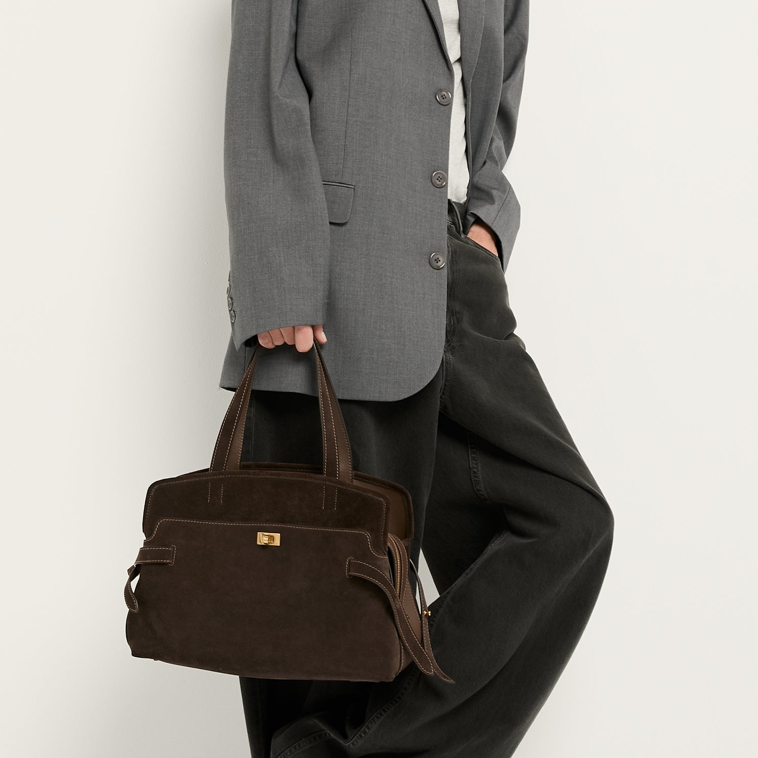Model view with the top-handle carry