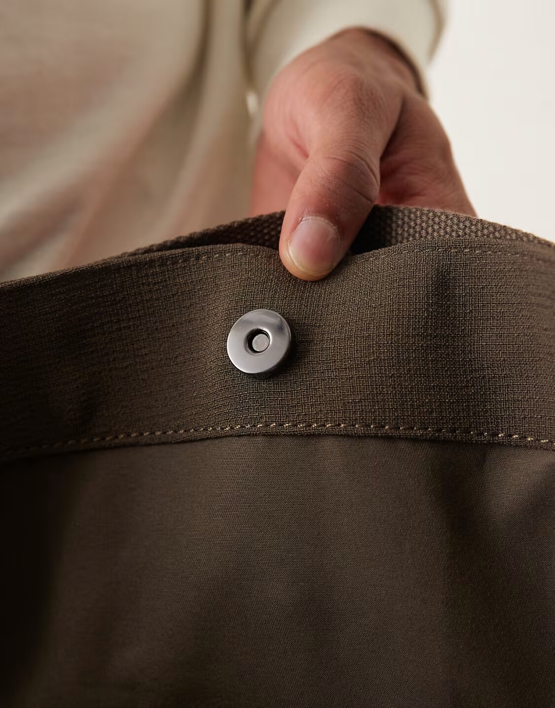 snap-fastening detail