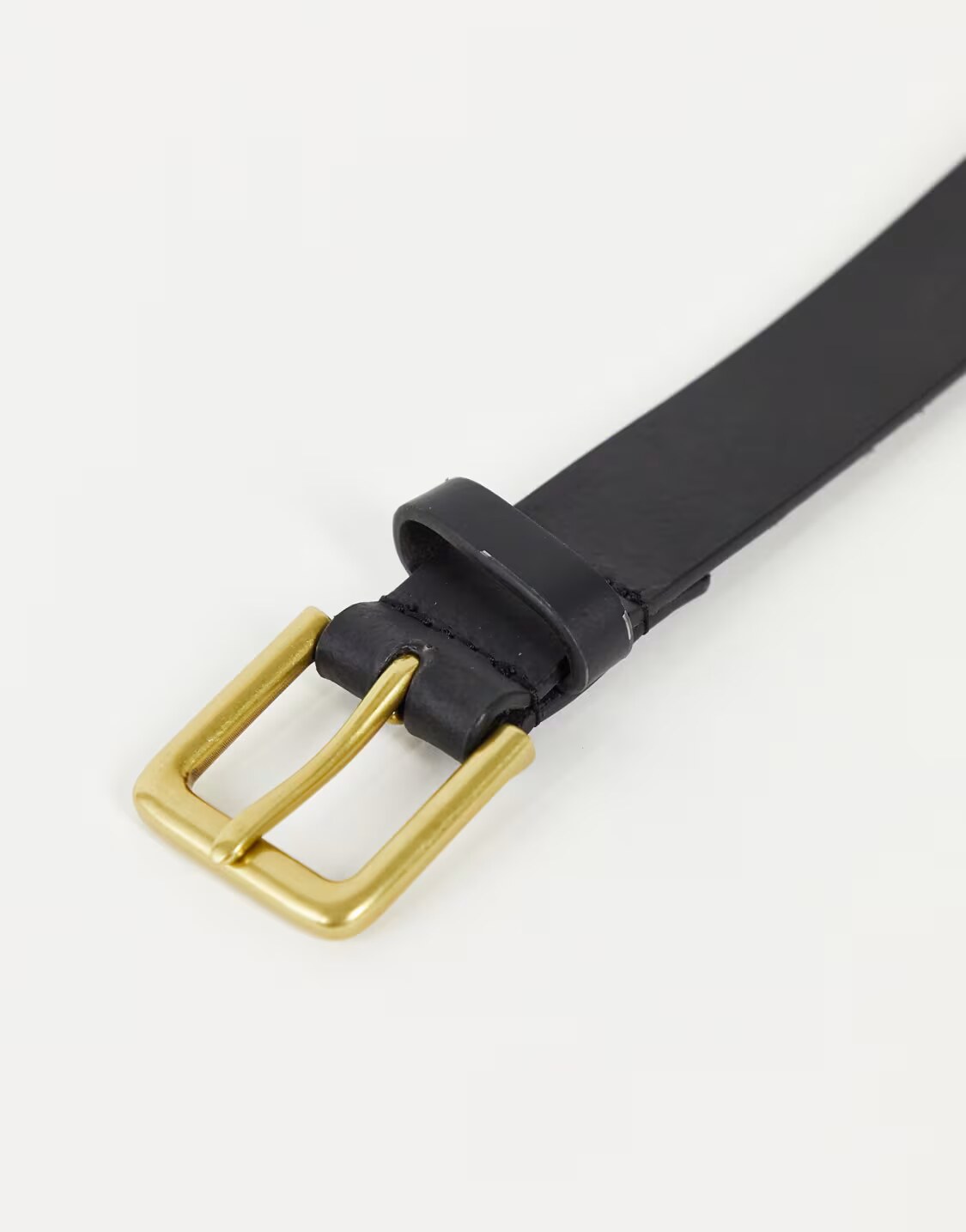pin-buckle fastening detail
