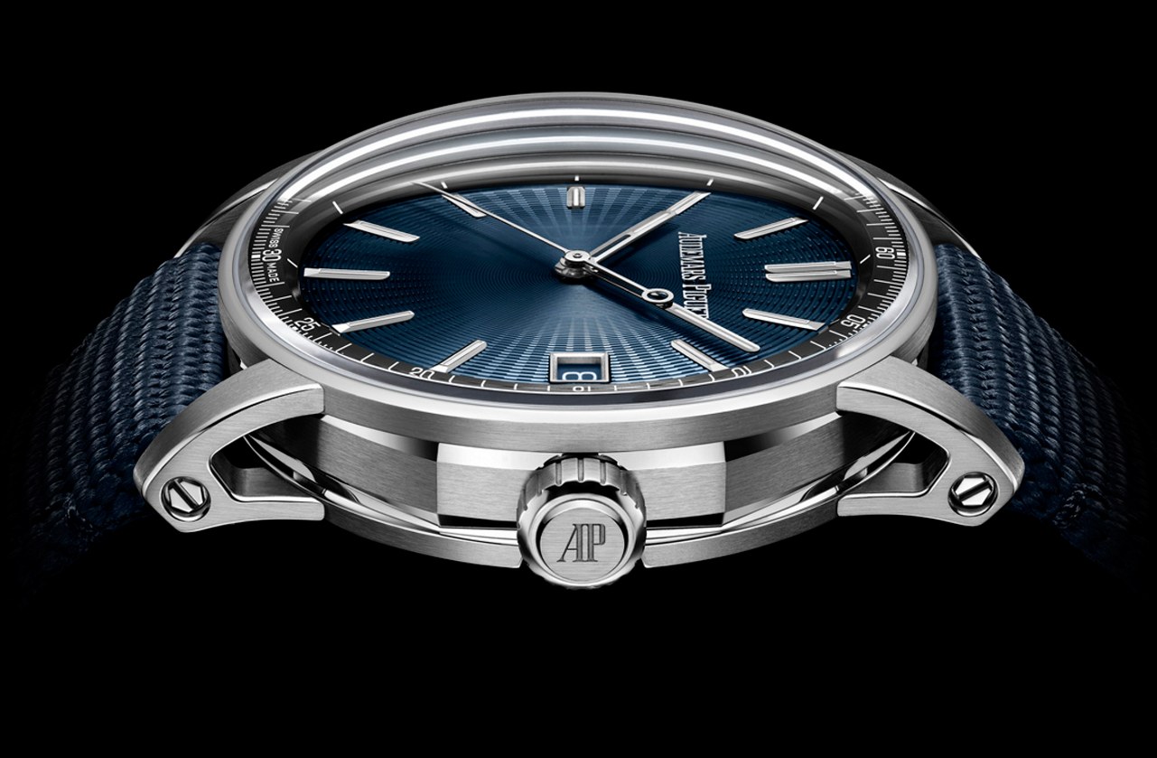 Side detail of the round bezel and shaped case middle