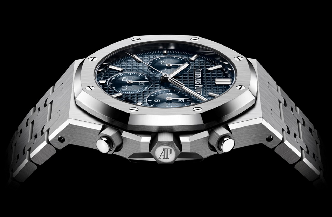 Case flank with chronograph pushers, crown and integrated bracelet