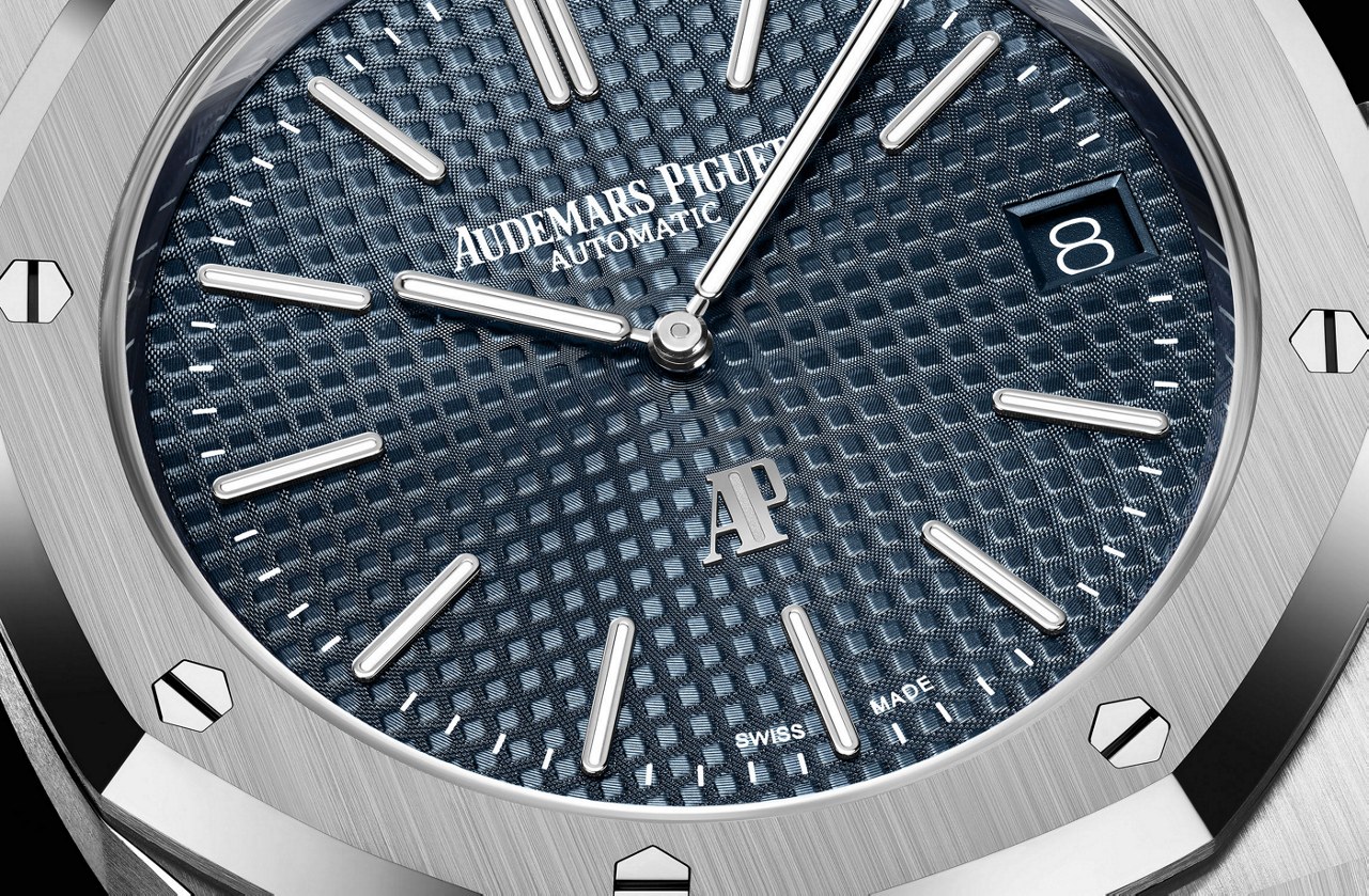 Dial detail with Petite Tapisserie pattern and white-gold applied markers