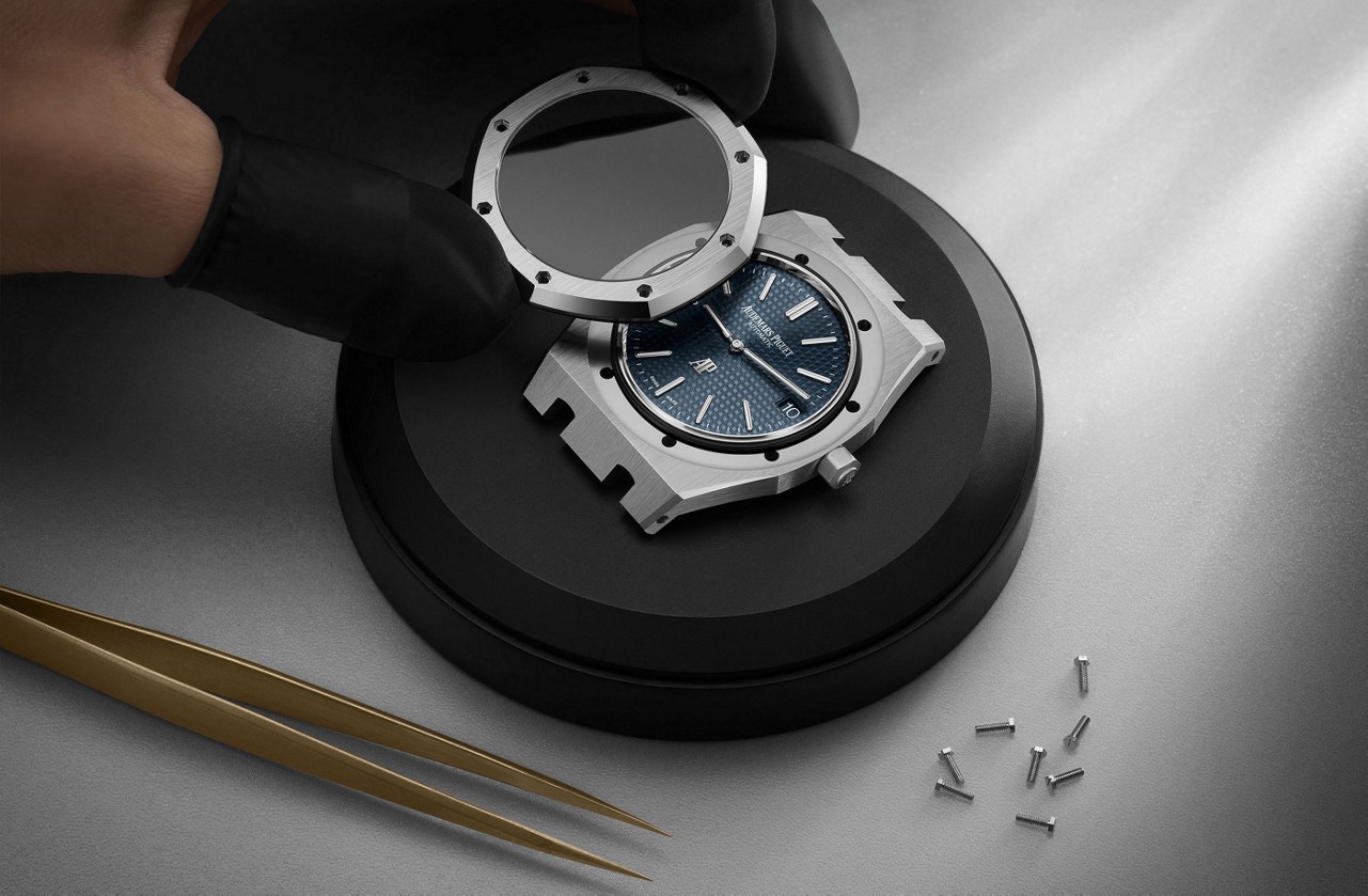 Workshop view of the case and bezel assembly