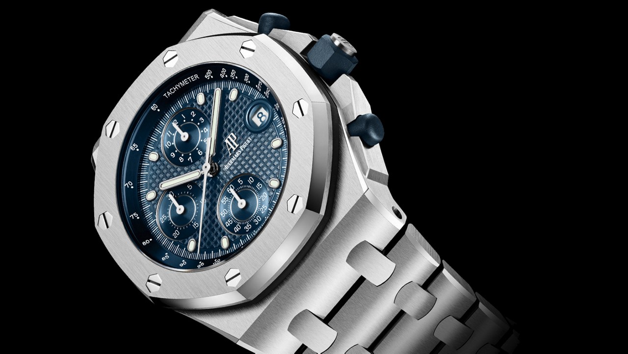 Three-quarter view of the thick case, blue counters and steel bracelet