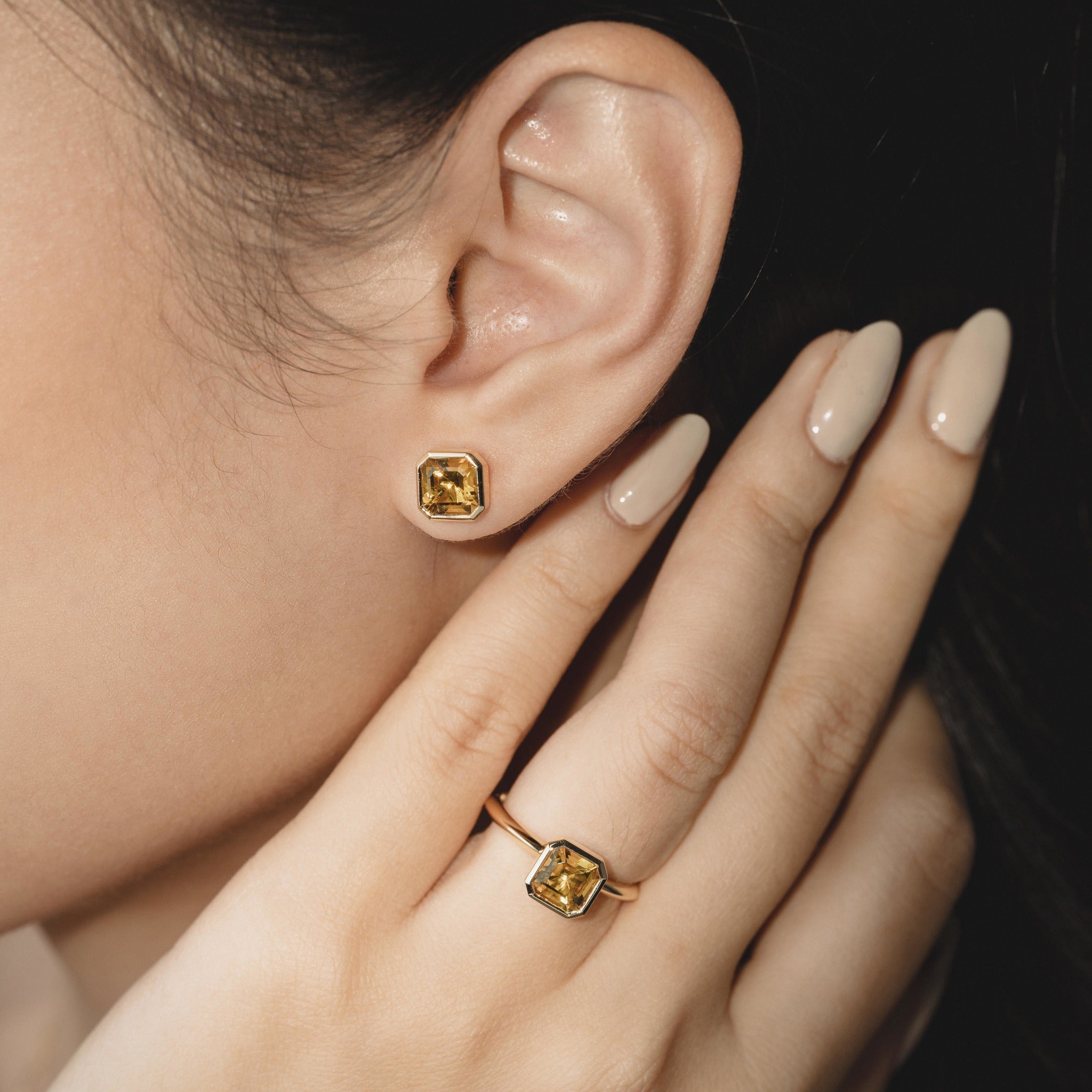 Deco Pop ring worn on the hand