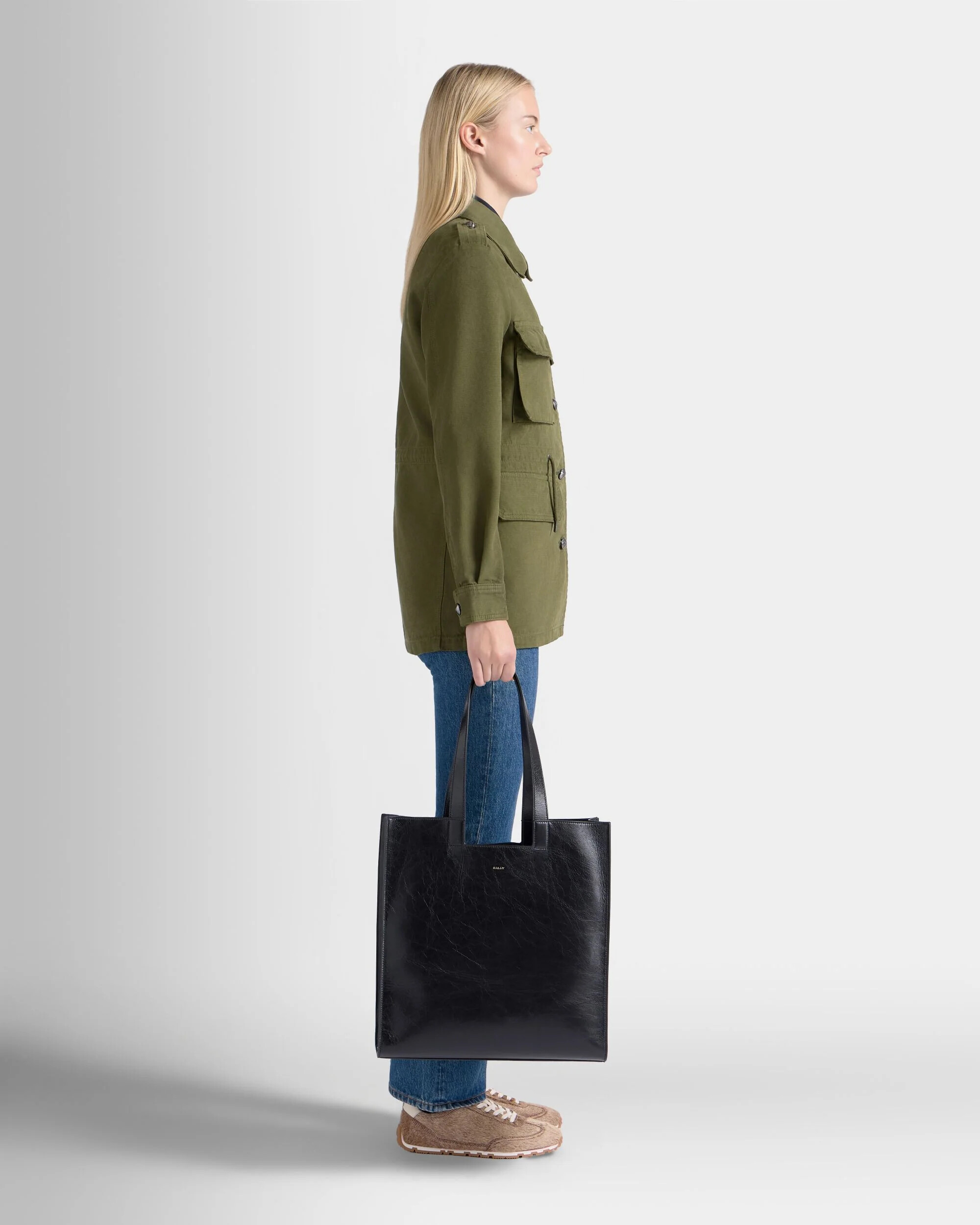 On-model shoulder carry