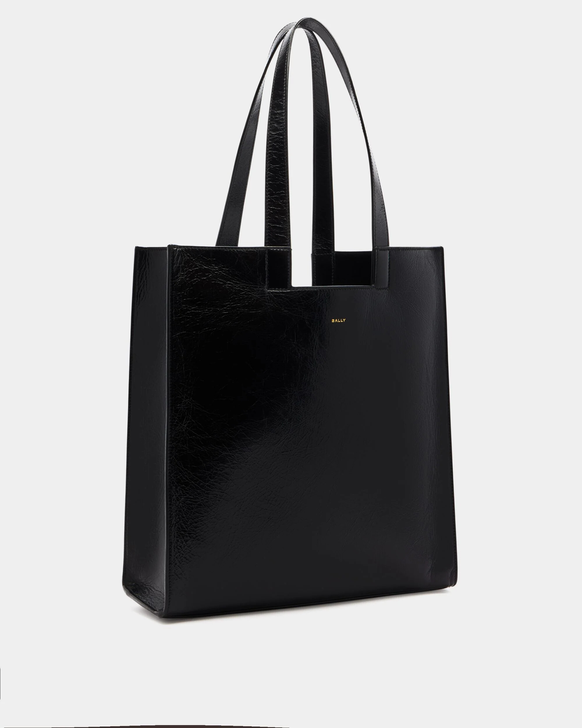 Three-quarter tote structure