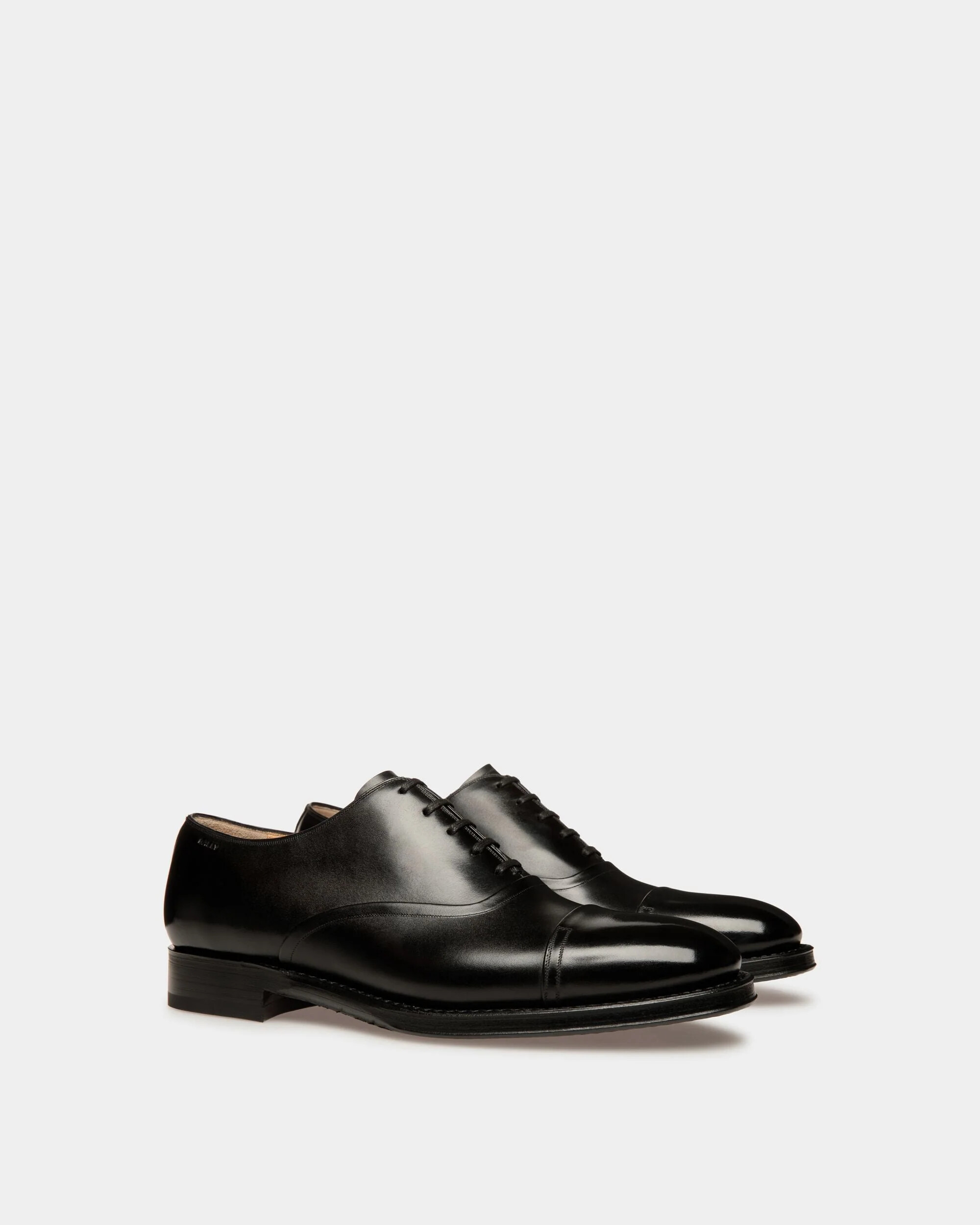 Three-quarter view with cap-toe shape