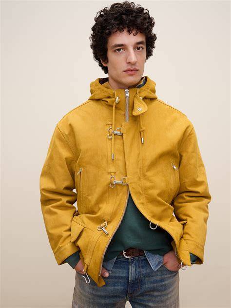 Rounded collar and clasp-front closure