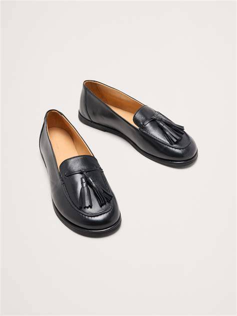 Three-quarter view with apron stitching