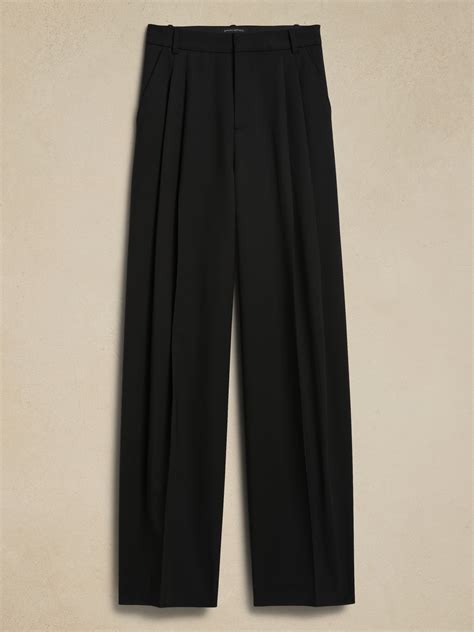 Back view with clean welt-pocket placement