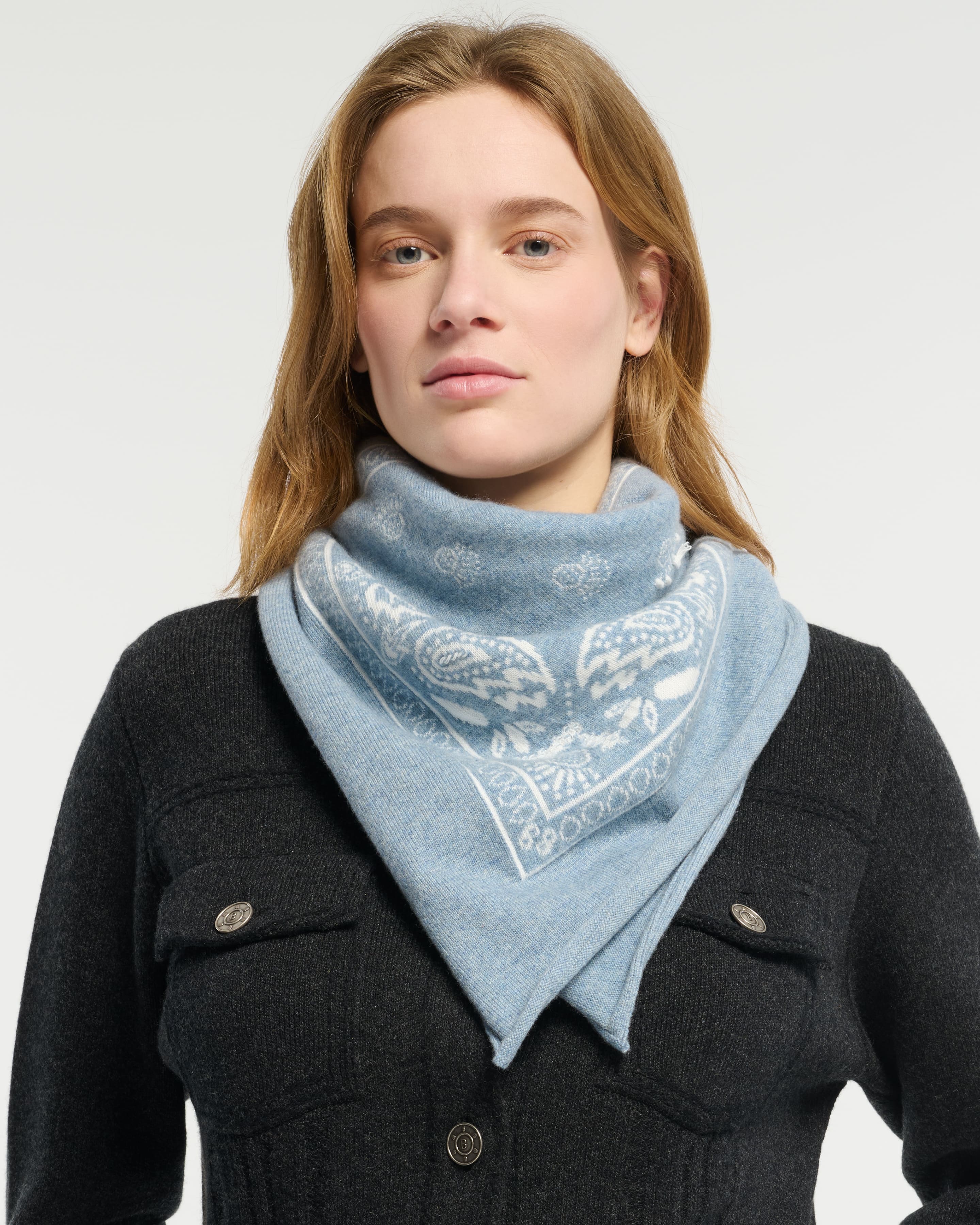 Bandana in cashmere and cotton — on-body front view