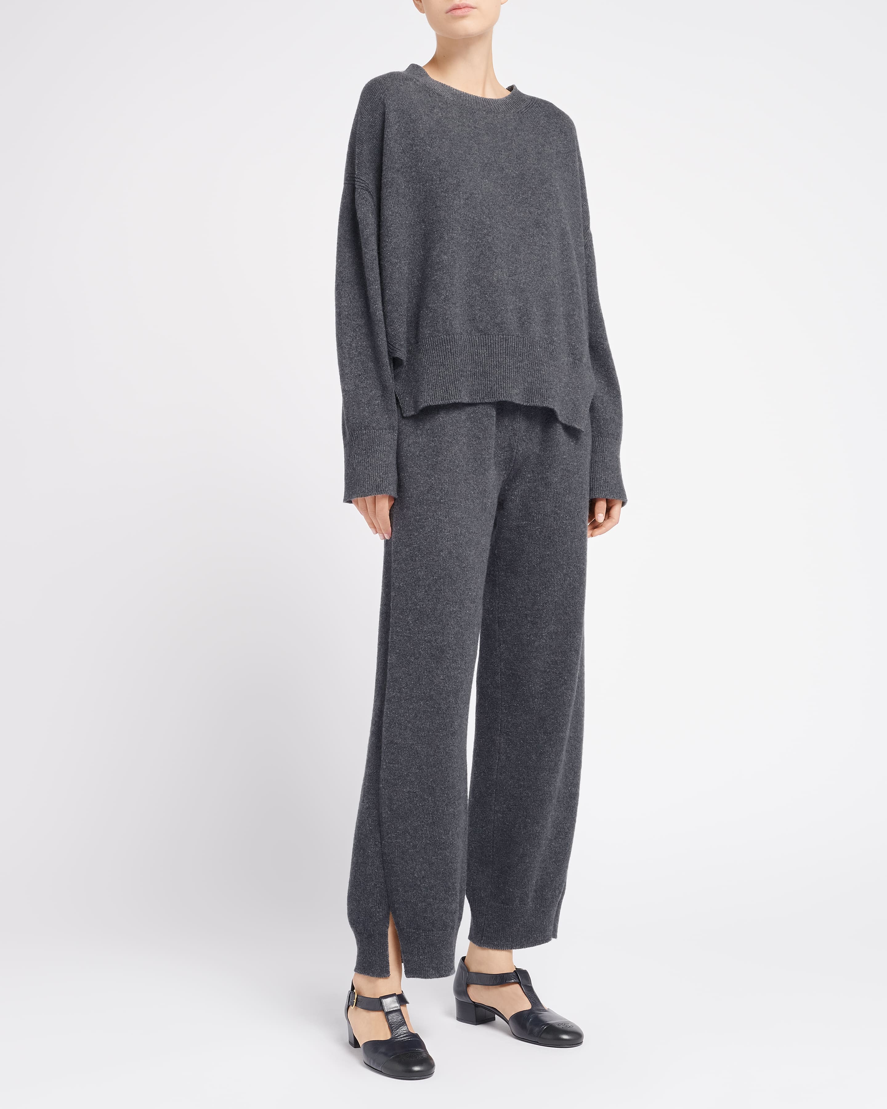 Iconic oversized cashmere jumper — detail close-up
