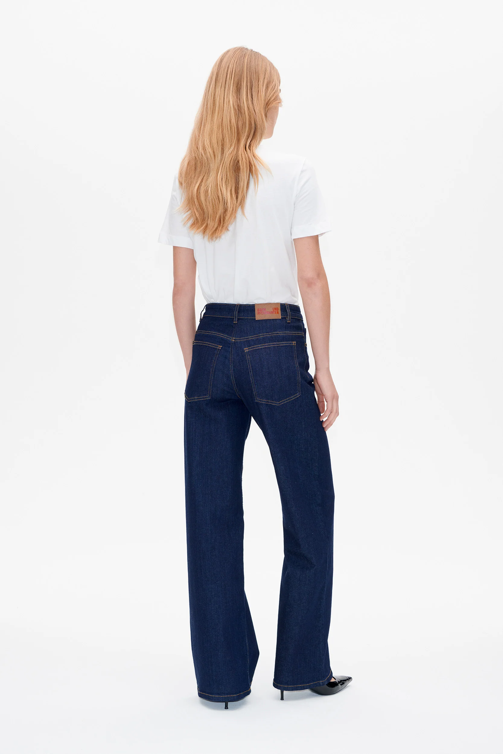 wide-leg fit and high waist