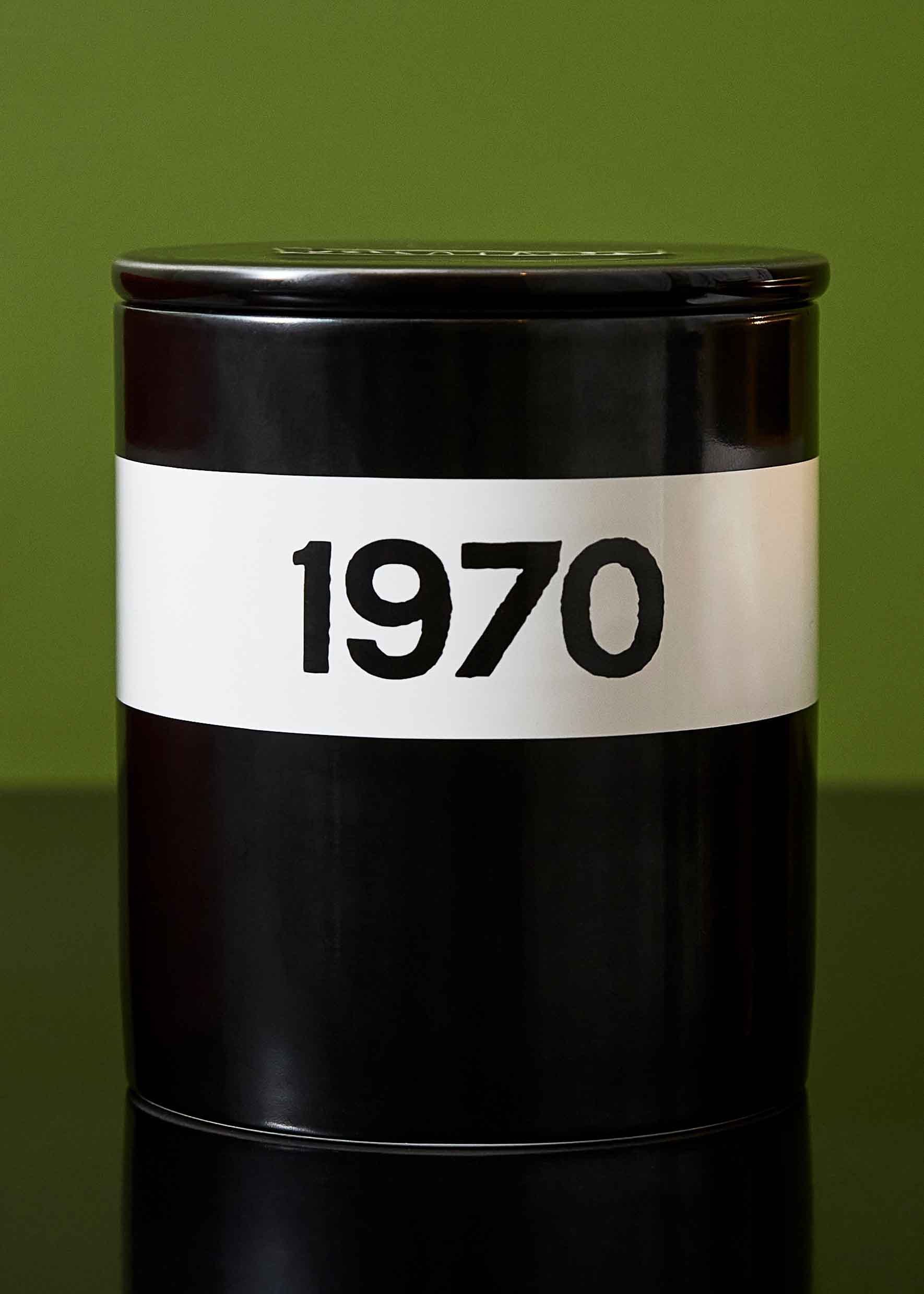 Black ceramic candle with packaging