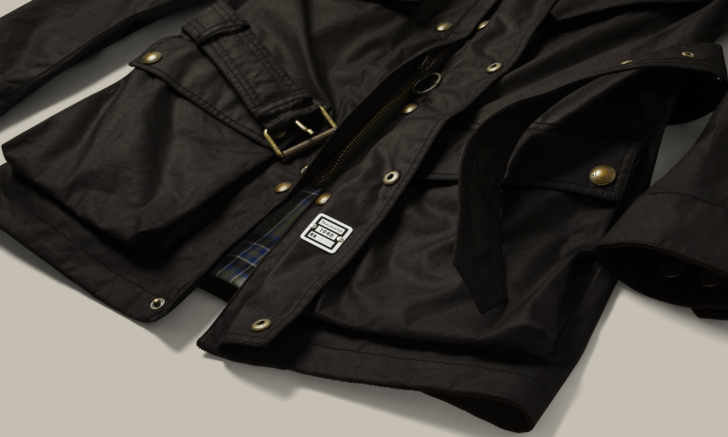 Trialmaster on model with the four pockets in profile.