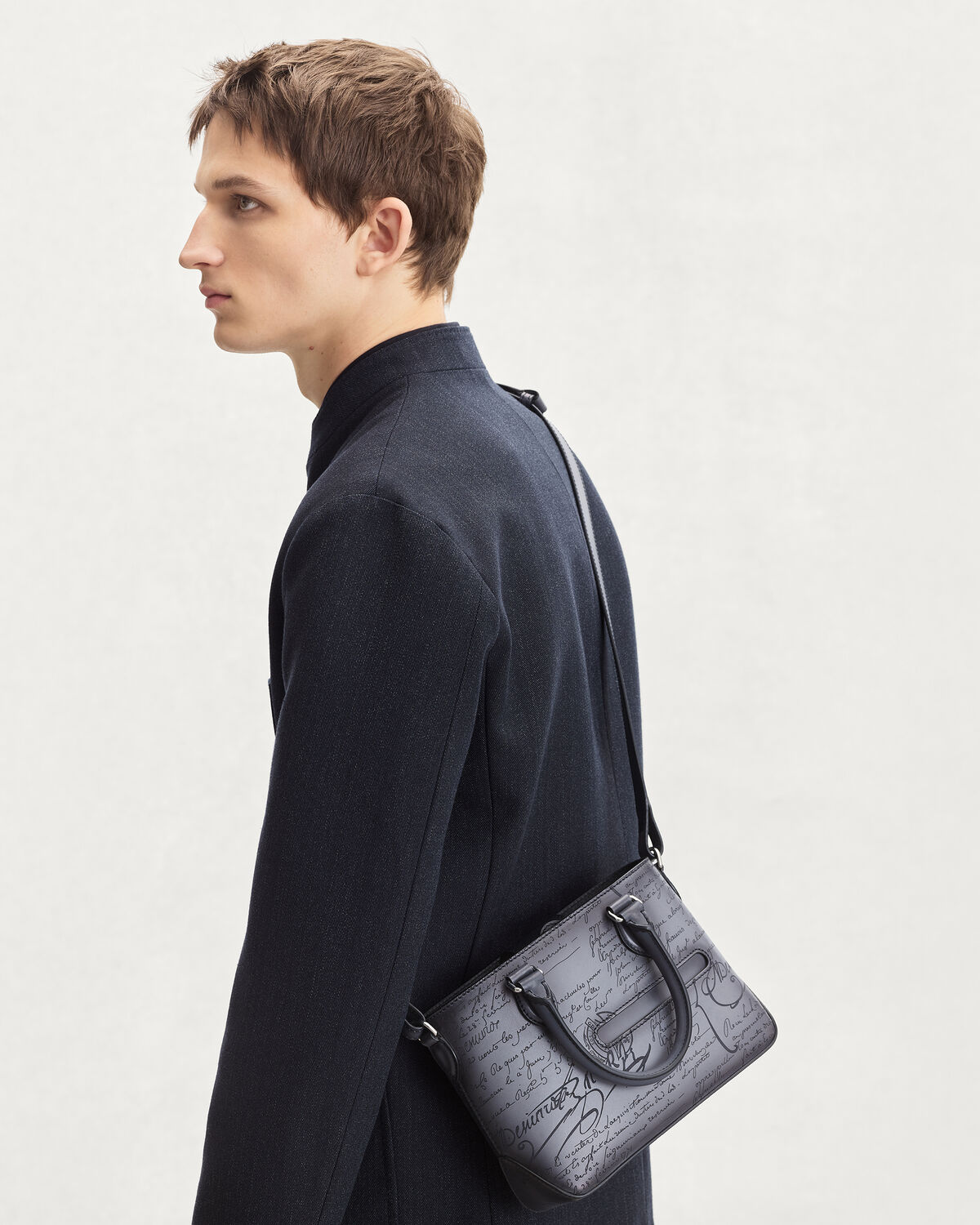 On-shoulder messenger carry