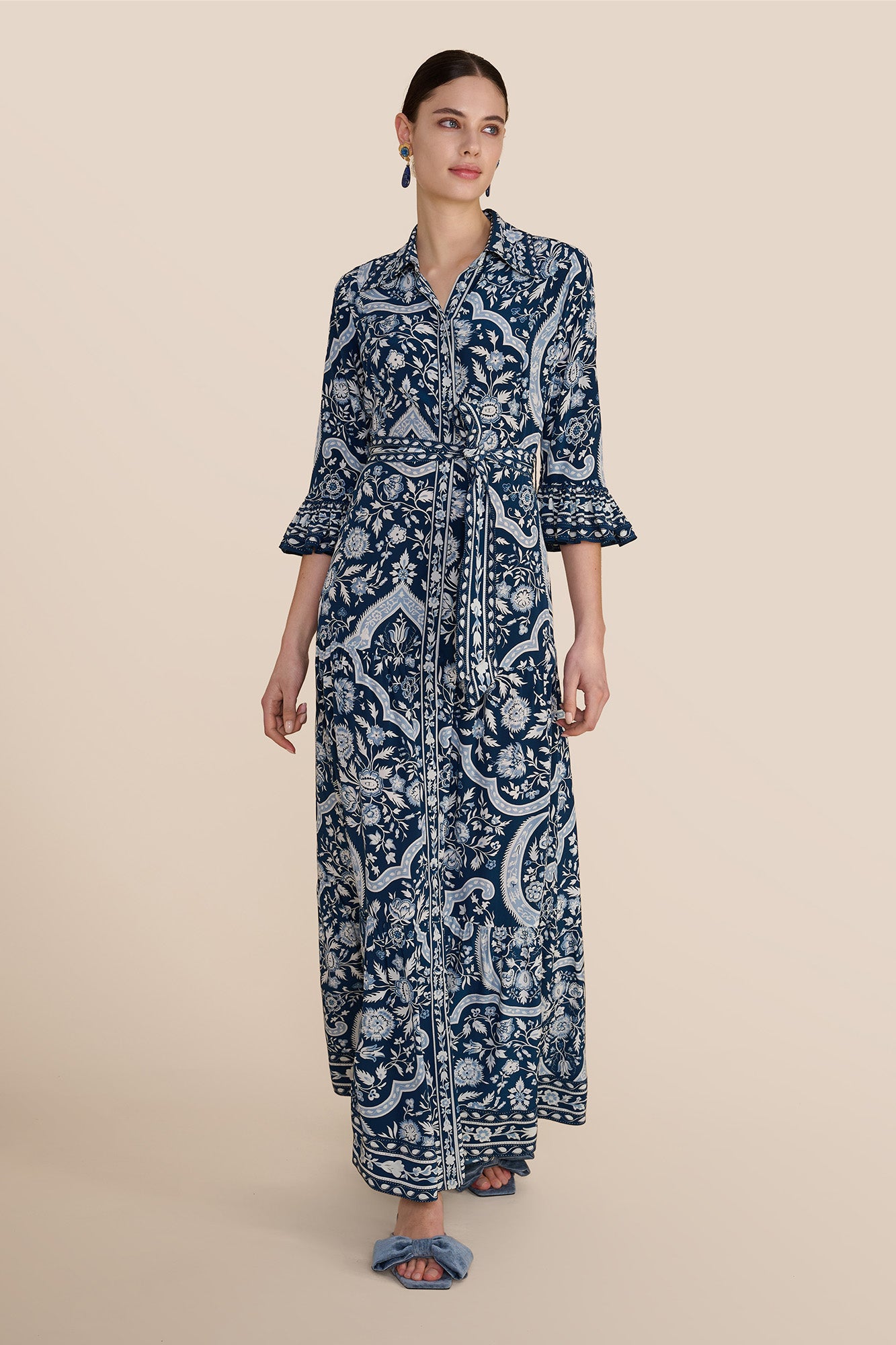 studio front view with collar