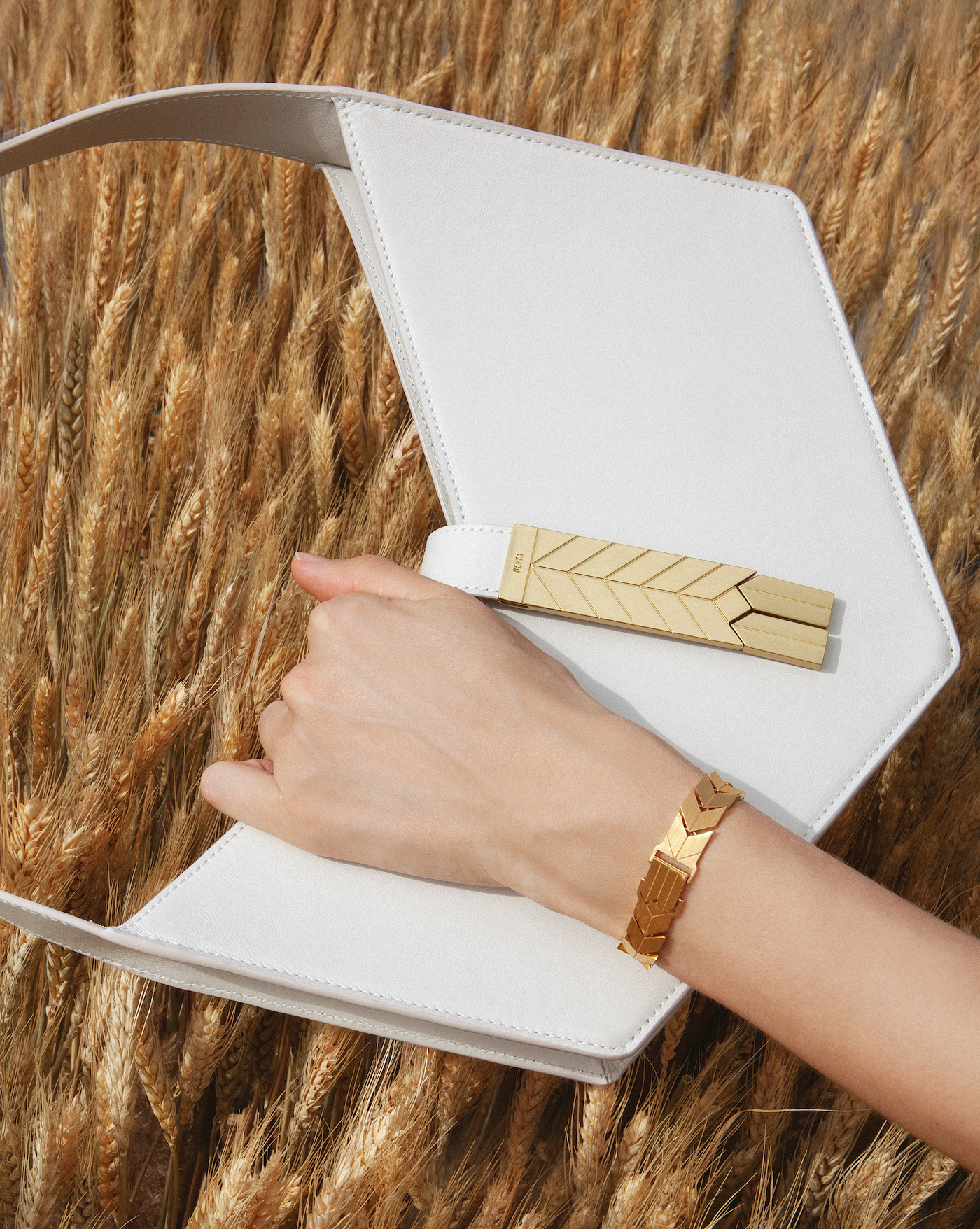Flat clasp detail