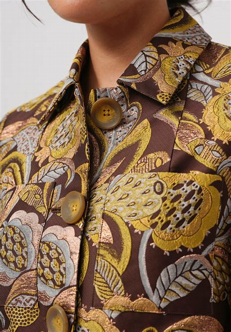 collar detail