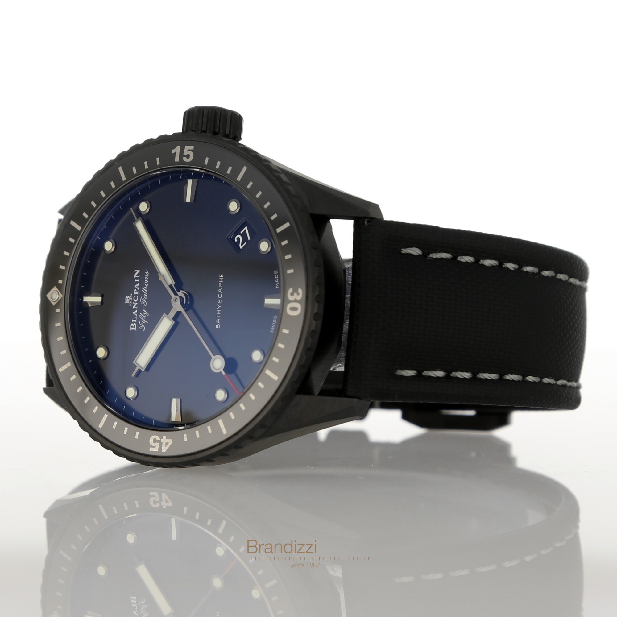Low side view of the Bathyscaphe case and lugs