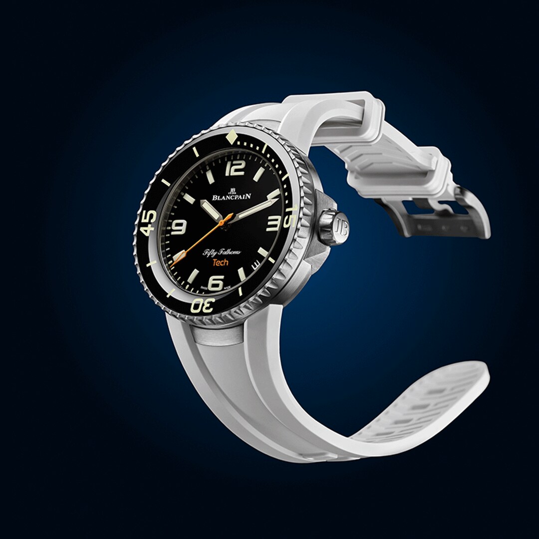 White-strap product angle with black dial and oversized bezel