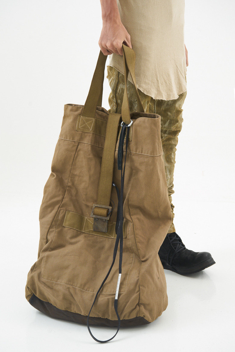 Scale view of the gum tote carried low