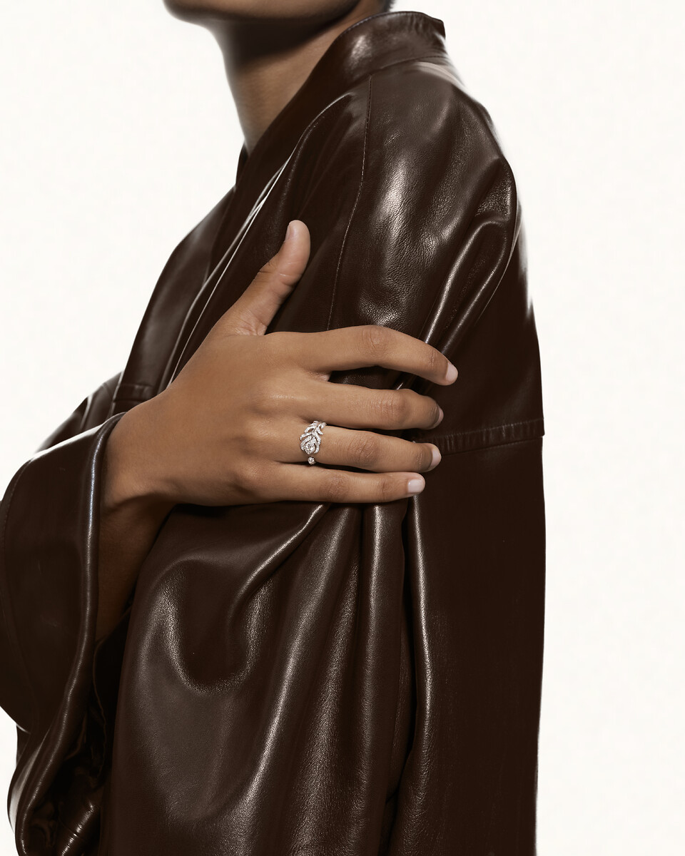 Ring worn along the finger to show the wrap
