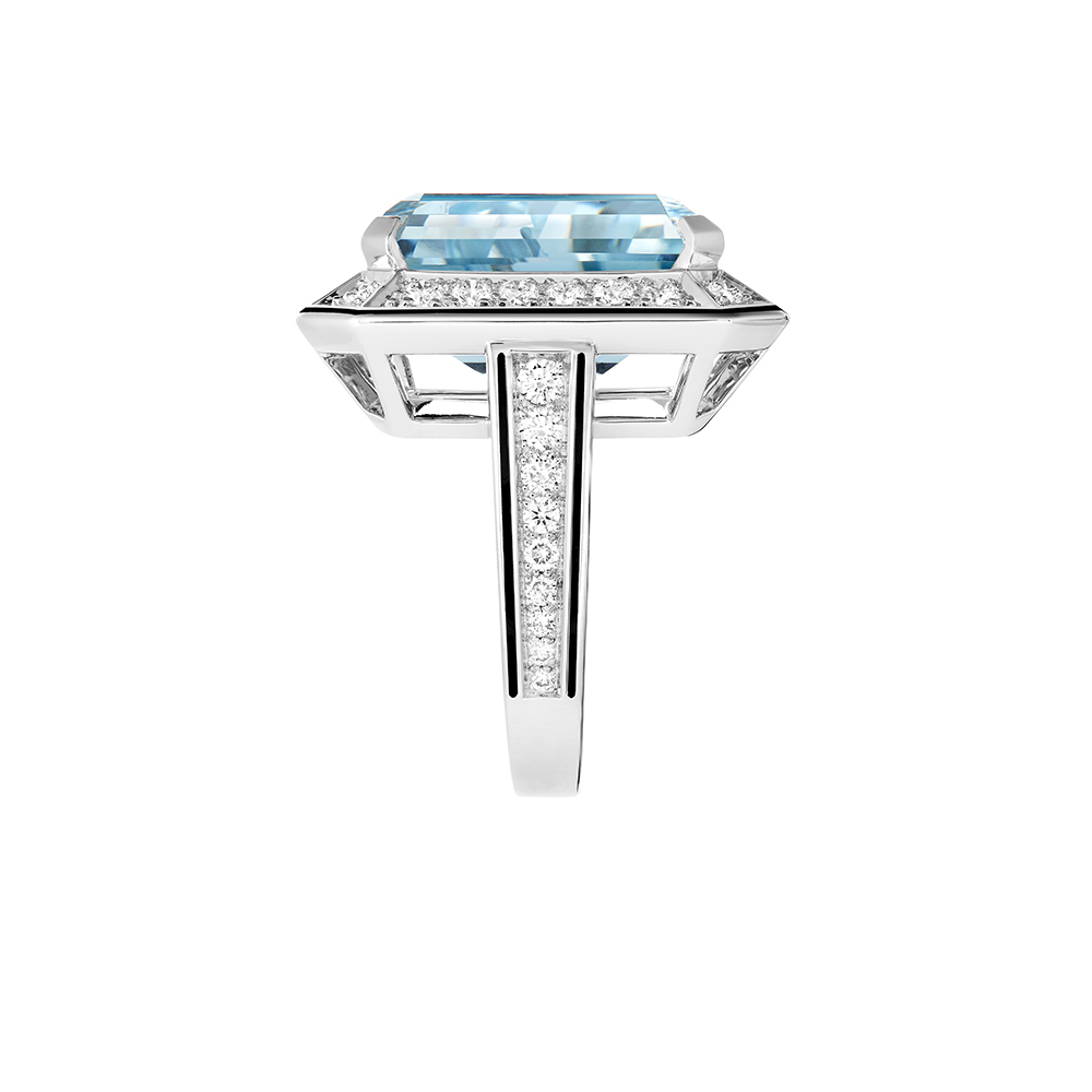Side view of the architectural diamond frame