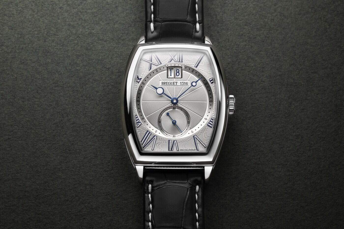 Close side detail of the fluted case band